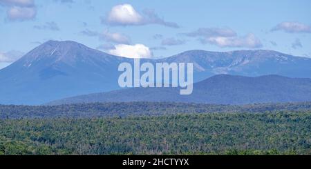 Vue panoramique sur le mont Katahdin en été. Banque D'Images