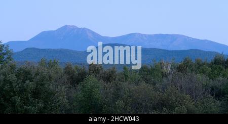 Une vue panoramique du célèbre Mont Katahdin du Maine à l'aube est sur le point de se briser. Banque D'Images