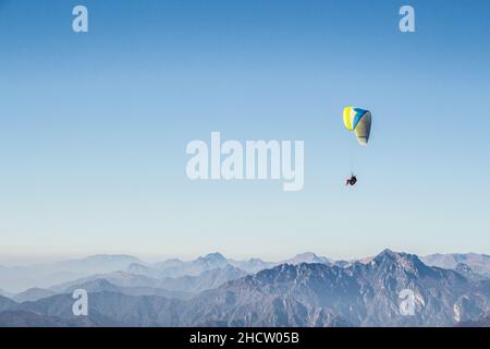 Parapente sur les alpes italiennes au lac de Garde, prise de la montagne du Monte Baldo Banque D'Images