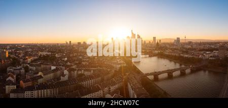 Vue sur la ville au coucher du soleil de Francfort-sur-le-main, allemagne Banque D'Images