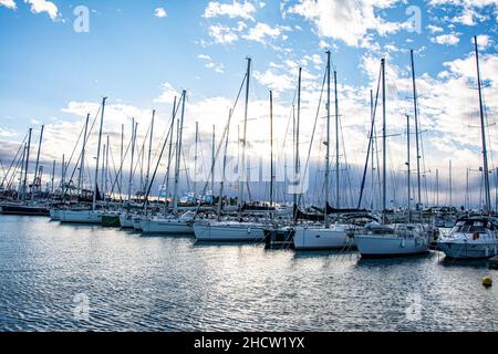 'Poblats Marítims, Valencia, Espagne - 12.05.2021:Voiliers amarrés au port contre Blue Sky' Banque D'Images