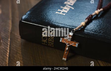 Sainte Bible avec crucifix sur table en bois Banque D'Images
