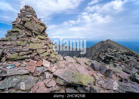 Vue sur South Peak et Knifes Edge depuis le sommet de Baxter avec un grand cairn en premier plan. Banque D'Images