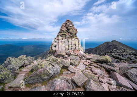 Vue depuis le sommet du Mont Katahdin, avec Baxter Peaks large cairn et Knife's Edge en arrière-plan. Banque D'Images