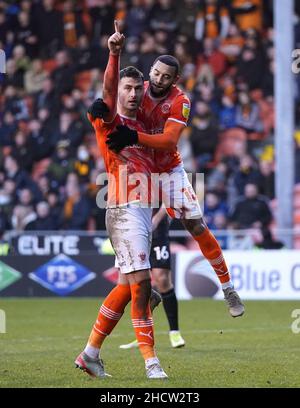 Gary Madine de Blackpool (à gauche) célèbre avec son coéquipier keshi Anderson après avoir obtenu le premier but du match de la zone de pénalité lors du match du championnat Sky Bet au stade Bloomfield Road, à Blackpool.Date de la photo: Samedi 1 janvier 2022. Banque D'Images