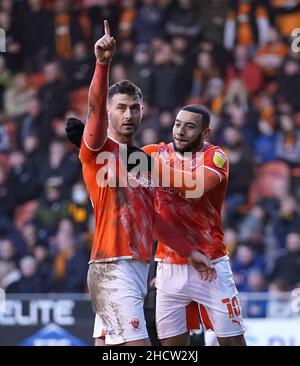 Gary Madine de Blackpool (à gauche) célèbre avec son coéquipier keshi Anderson après avoir obtenu le premier but du match de la zone de pénalité lors du match du championnat Sky Bet au stade Bloomfield Road, à Blackpool.Date de la photo: Samedi 1 janvier 2022. Banque D'Images