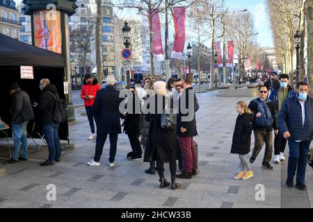 Paris, France.01st janvier 2022.Des gens font la queue dans des tentes de test PCR installées sur les champs-Elysées à Paris, en France, le 1 janvier 2022.Photo de Lionel Urman/ABACAPRESS.COM crédit: Abaca Press/Alay Live News Banque D'Images