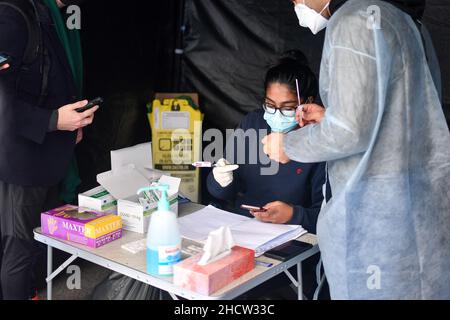 Paris, France.01st janvier 2022.Des gens font la queue dans des tentes de test PCR installées sur les champs-Elysées à Paris, en France, le 1 janvier 2022.Photo de Lionel Urman/ABACAPRESS.COM crédit: Abaca Press/Alay Live News Banque D'Images