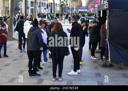 Paris, France.01st janvier 2022.Des gens font la queue dans des tentes de test PCR installées sur les champs-Elysées à Paris, en France, le 1 janvier 2022.Photo de Lionel Urman/ABACAPRESS.COM crédit: Abaca Press/Alay Live News Banque D'Images