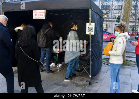 Paris, France.01st janvier 2022.Des gens font la queue dans des tentes de test PCR installées sur les champs-Elysées à Paris, en France, le 1 janvier 2022.Photo de Lionel Urman/ABACAPRESS.COM crédit: Abaca Press/Alay Live News Banque D'Images