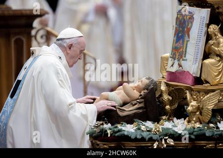 Vatican.01st janvier 2022.1 janvier 2022, Rome, Etat de la Cité du Vatican, Etat de la Cité du Vatican : 1 janvier 2021 - LE PAPE FRANÇOIS célèbre la messe à l'occasion de la solennité de Marie mère de Dieu dans la basilique Saint-Pierre au Vatican.© EvandroInet VaticanPool Ibanezi via ZUMA Wire (image de crédit : © Evandroinetti vaticanpool ibanez via ZUMA Press Wire) crédit : ZUMA Press, Inc./Alamy Live News Banque D'Images