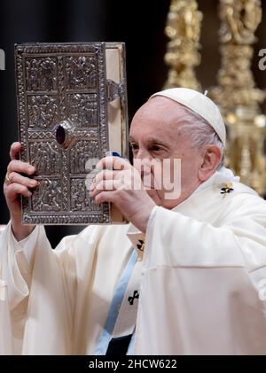 Vatican.01st janvier 2022.1 janvier 2022, Rome, Etat de la Cité du Vatican, Etat de la Cité du Vatican : 1 janvier 2021 - LE PAPE FRANÇOIS célèbre la messe à l'occasion de la solennité de Marie mère de Dieu dans la basilique Saint-Pierre au Vatican.© EvandroInet VaticanPool Ibanezi via ZUMA Wire (image de crédit : © Evandroinetti vaticanpool ibanez via ZUMA Press Wire) crédit : ZUMA Press, Inc./Alamy Live News Banque D'Images