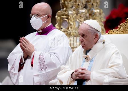 Vatican.01st janvier 2022.1 janvier 2022, Rome, Etat de la Cité du Vatican, Etat de la Cité du Vatican : 1 janvier 2021 - LE PAPE FRANÇOIS célèbre la messe à l'occasion de la solennité de Marie mère de Dieu dans la basilique Saint-Pierre au Vatican.© EvandroInet VaticanPool Ibanezi via ZUMA Wire (image de crédit : © Evandroinetti vaticanpool ibanez via ZUMA Press Wire) crédit : ZUMA Press, Inc./Alamy Live News Banque D'Images