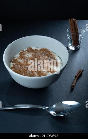 Helsinki / Finlande - 1 JANVIER 2022 : plats traditionnels finlandais : un bol de porridge semoule avec garniture à la cannelle et au sucre. Banque D'Images