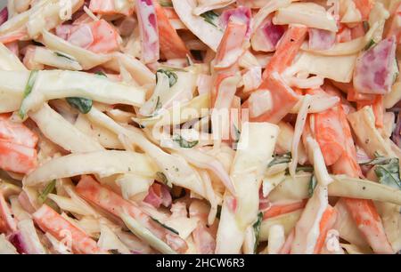 Gros plan plein cadre de chou Cole isolé fait de chou blanc cru, d'oignons rouges, de carottes, de persil vert et de sauce mayonnaise Banque D'Images