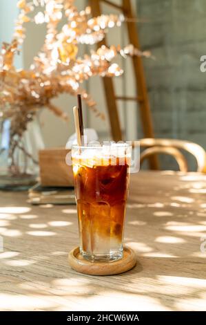 café expresso avec jus de noix de coco dans le café-restaurant Banque D'Images