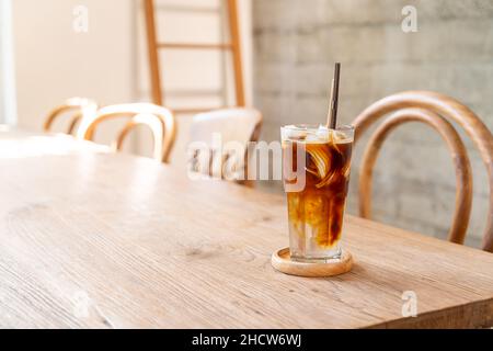 café expresso avec jus de noix de coco dans le café-restaurant Banque D'Images