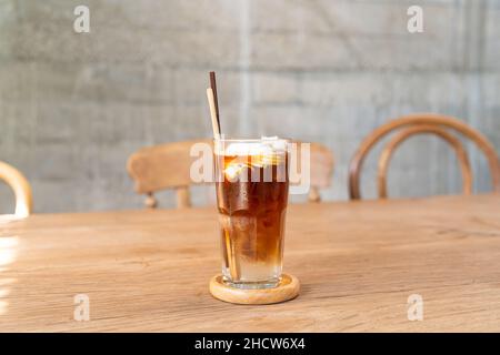 café expresso avec jus de noix de coco dans le café-restaurant Banque D'Images