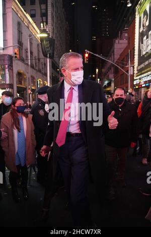 New York, États-Unis.31st décembre 2021.Bill DiBlasio arrive à Times Square la dernière nuit comme maire pour la chute de balle du nouvel an 2022; et pour assister à la prestation de serment du nouveau maire de New York, Eric Adams.(Photo de Catherine Nance/SOPA Images/Sipa USA) crédit: SIPA USA/Alay Live News Banque D'Images