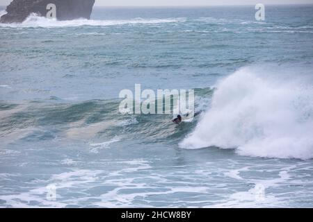 Portreath,Cornouailles,1st janvier 2022,grandes vagues et mers orageux à Portreath,Cornouailles causées par de forts vents du sud de l'ouest ce matin.Les surfeurs étaient dehors en appréciant les vagues le jour du nouvel an étant l'espoir d'une année meilleure que l'année dernière.La température était de 13C, ce qui est doux pour la période de l'année.La prévision sera des vents de rafales pour aujourd'hui qui se calmera ce soir.Credit: Keith Larby/Alay Live News Banque D'Images