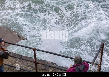 Portreath,Cornouailles,1st janvier 2022,grandes vagues et mers orageux à Portreath,Cornouailles causées par de forts vents du sud de l'ouest ce matin.Les gens marchaient et regardaient les vagues le jour du nouvel an, espérant une année meilleure que l'année dernière.La température était de 13C, ce qui est doux pour la période de l'année.La prévision sera des vents de rafales pour aujourd'hui qui se calmera ce soir.Credit: Keith Larby/Alay Live News Banque D'Images