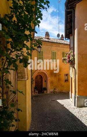 Vieilles rues de Monforte d'Alba, village médiéval typique de la région de Langhe - Piémont Italie - site de l'UNESCO depuis 2014. Banque D'Images