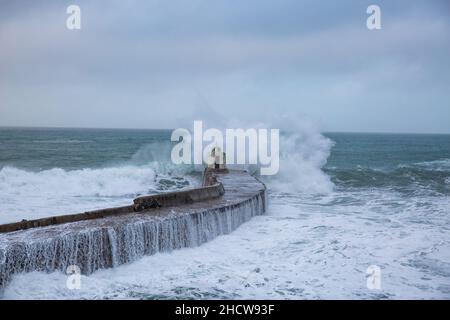 Portreath,Cornouailles,1st janvier 2022,grandes vagues et mers orageux à Portreath,Cornouailles causées par de forts vents du sud de l'ouest ce matin.Les gens marchaient et regardaient les vagues le jour du nouvel an, espérant une année meilleure que l'année dernière.La température était de 13C, ce qui est doux pour la période de l'année.La prévision sera des vents de rafales pour aujourd'hui qui se calmera ce soir.Credit: Keith Larby/Alay Live News Banque D'Images