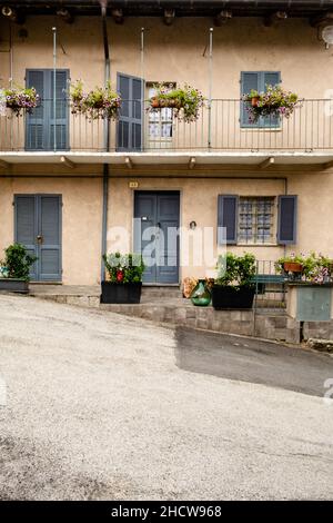 Village médiéval typique dans la région de Langhe Banque D'Images