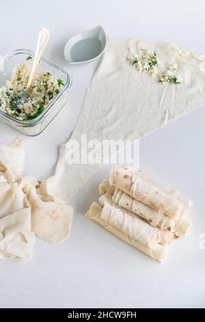 Aliments turcs, ingrédients et préparation de rouleaux de pâte phyllo traditionnels ou de rouleaux de printemps connus sous le nom de « Sigara boregi » en turc, en Turquie. AP frits Banque D'Images