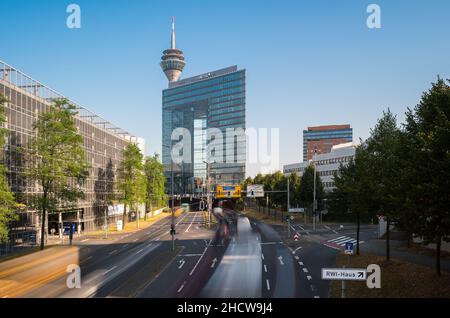 Stadttor dans le tunnel de la ville de Düsseldorf à l'heure de pointe Banque D'Images