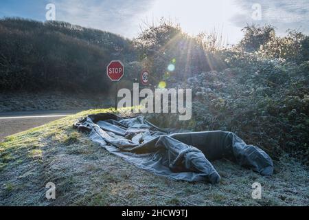 Ambleteuse, France - 22 décembre 2021 : bateau gonflable et gilet de sauvetage abandonnés par les migrants souhaitant traverser la Manche. Banque D'Images