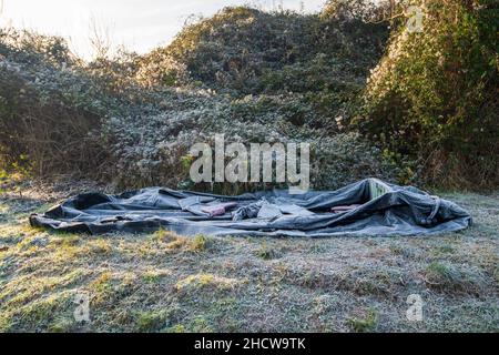 Ambleteuse, France - 22 décembre 2021 : bateau gonflable et gilet de sauvetage abandonnés par les migrants souhaitant traverser la Manche. Banque D'Images