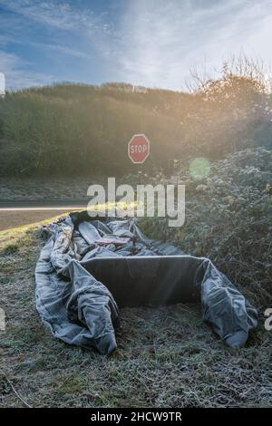 Ambleteuse, France - 22 décembre 2021 : bateau gonflable et gilet de sauvetage abandonnés par les migrants souhaitant traverser la Manche. Banque D'Images