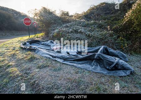 Ambleteuse, France - 22 décembre 2021 : bateau gonflable et gilet de sauvetage abandonnés par les migrants souhaitant traverser la Manche. Banque D'Images