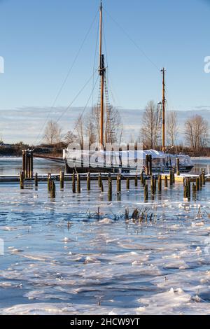 La chasse à la voile est ancrée et protégée pour la saison hivernale à Steveston, en Colombie-Britannique, au Canada Banque D'Images