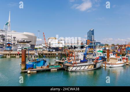 Bateaux de pêche amarrés à Camber Quay dans Portsmouth Harbour, Hampshire, côte sud de l'Angleterre Banque D'Images