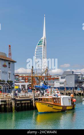 Petit bateau de pêche jaune près de la taverne Fullers Bridge, du quai Camber et de la tour Spinnaker dans le port de Portsmouth, Hampshire, côte sud de l'Angleterre Banque D'Images