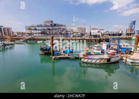 Des bateaux de pêche et des cheminées secs amarrés à Camber Quay, dans le port de Portsmouth, Hampshire, sur la côte sud de l'Angleterre Banque D'Images