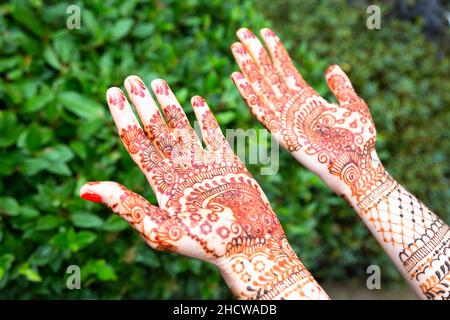 Mains de femme ou de mariée décorées en mehndi, une forme d'art du corps et de décoration temporaire de la peau habituellement dessinées sur les mains ou les jambes. Banque D'Images