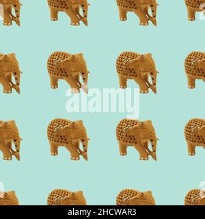 Motif animal tendance avec des éléphants en bois sur fond vert clair et lumineux.Concept asiatique minimal. Banque D'Images