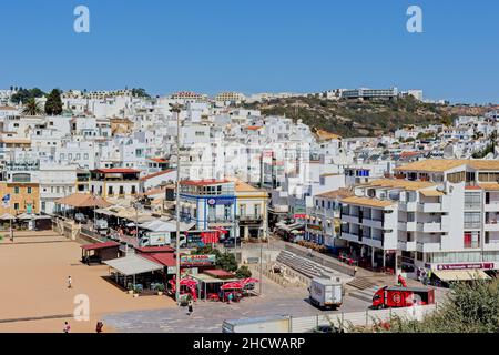 Albufeira par une journée d'été tranquille Banque D'Images