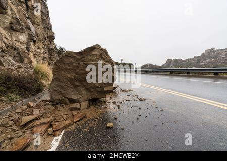 Glissement de terrain bloc bloquant la voie de circulation sur Santa Susana Pass Road dans la région de Chatsworth à Los Angeles, Californie. Banque D'Images