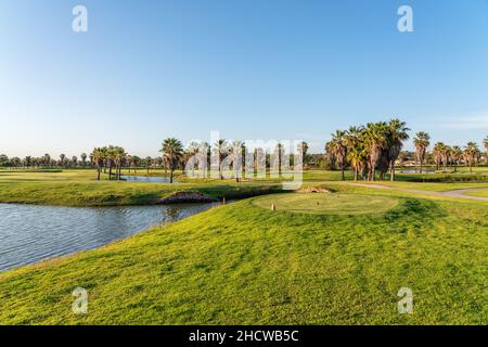 Parcours de golf moderne pour les touristes avec des étangs clairs et des palmiers pour la détente et le golf.Albufeira, Algarve Banque D'Images