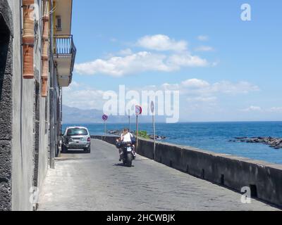 Moto conduite sur la route le long de la côte de la Sicile, Italie Banque D'Images