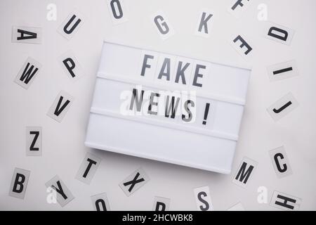 Visionneuse avec le titre Fake News avec espace de copie, image de concept de blog Banque D'Images
