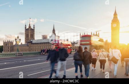 Big Ben, Westminster Bridge et bus rouge à impériale à Londres, Angleterre, Royaume-Uni Banque D'Images