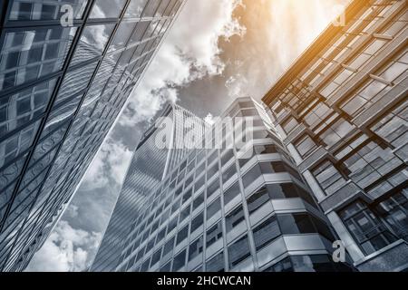 Gratte-ciels d'affaires modernes, immeubles en hauteur, architecture s'élevant au ciel, soleil Banque D'Images