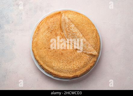 Blini russe traditionnel sur fond clair.Crêpes frites dans une pile sur une assiette. Banque D'Images
