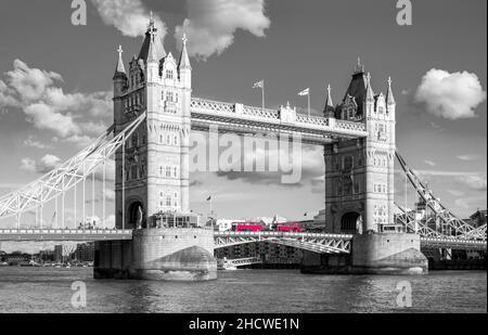 tower bridge avec bus rouge traditionnel dans les couleurs noir et blanc, londres, royaume-uni Banque D'Images