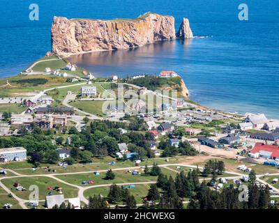 Vue sur le village de Perce depuis le sommet du Mont Ste-Anne.Vue sur Perce Rock.Vue panoramique sur la région.Percé, Gaspésie. Banque D'Images